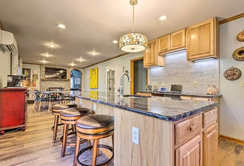 Private Blue Ridge Retreat: Hot Tub & Pool Table!