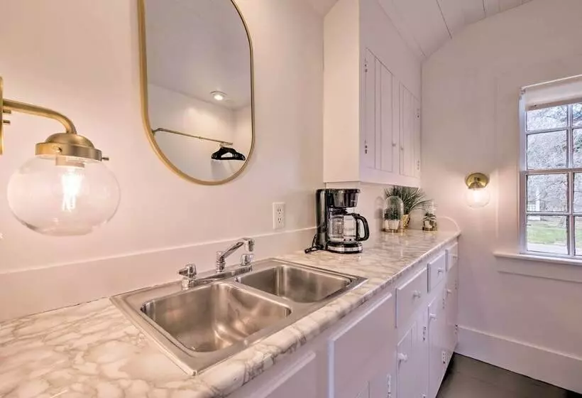 Quaint Winesburg Cottage W/ Porch & Pond!