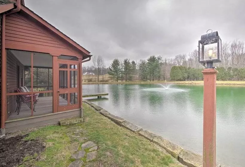 Quaint Winesburg Cottage W/ Porch & Pond!