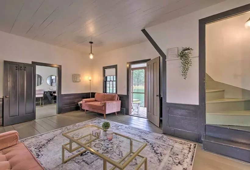 Quaint Winesburg Cottage W/ Porch & Pond!