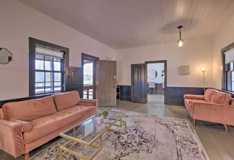 Quaint Winesburg Cottage W/ Porch & Pond!