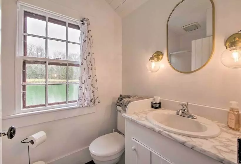 Quaint Winesburg Cottage W/ Porch & Pond!