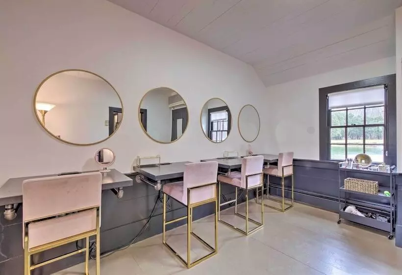 Quaint Winesburg Cottage W/ Porch & Pond!