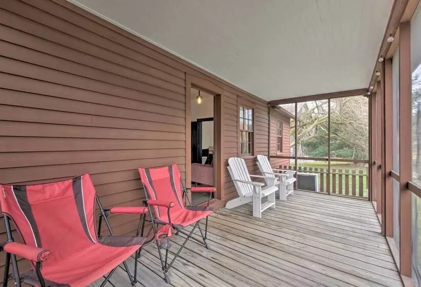 Quaint Winesburg Cottage W/ Porch & Pond!