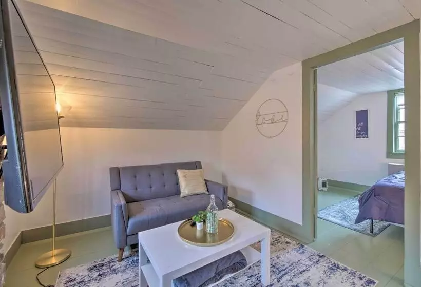 Quaint Winesburg Cottage W/ Porch & Pond!