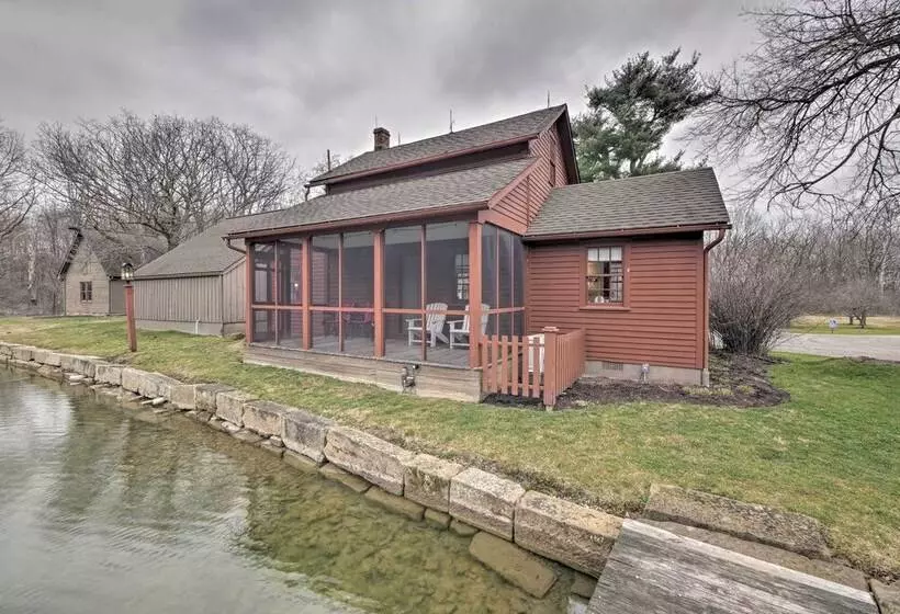 Quaint Winesburg Cottage W/ Porch & Pond!