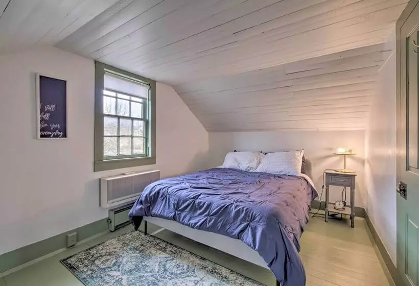 Quaint Winesburg Cottage W/ Porch & Pond!