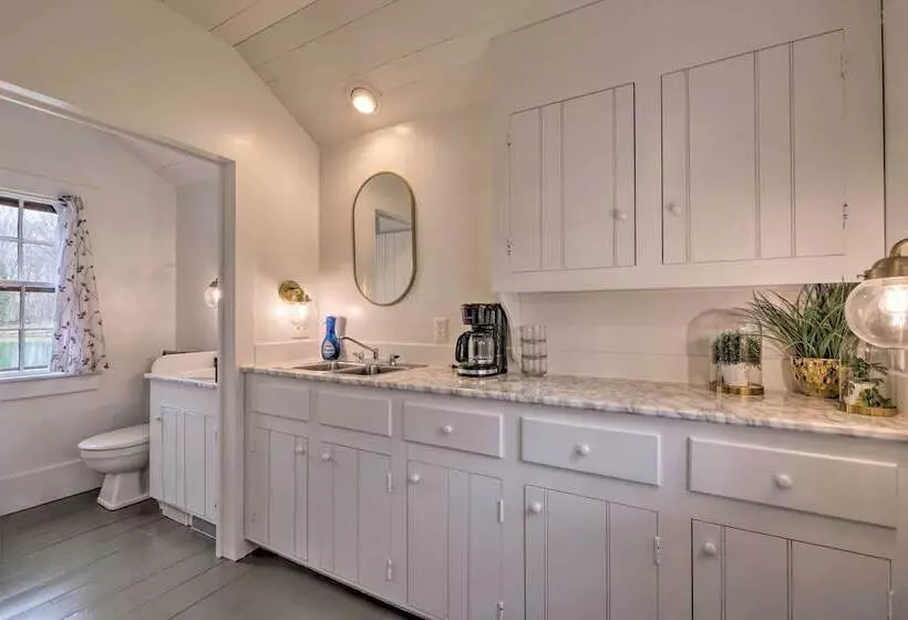 Quaint Winesburg Cottage W/ Porch & Pond!