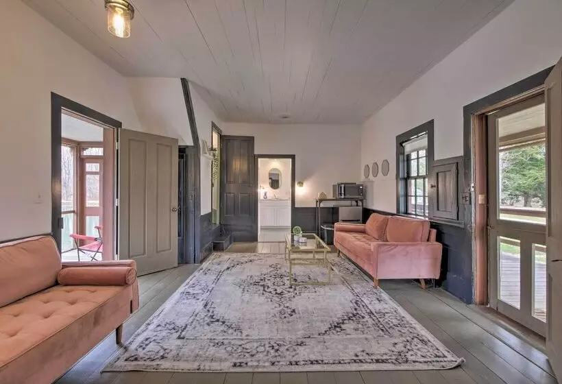 Quaint Winesburg Cottage W/ Porch & Pond!