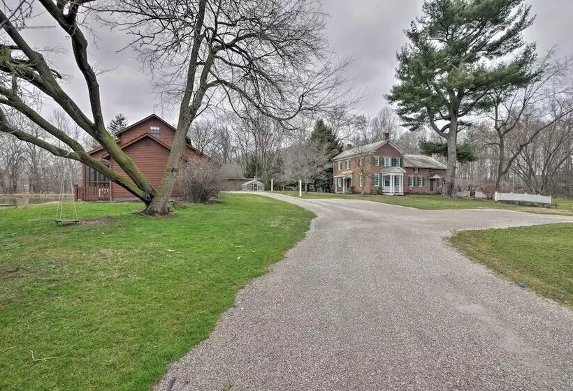 Quaint Winesburg Cottage W/ Porch & Pond!