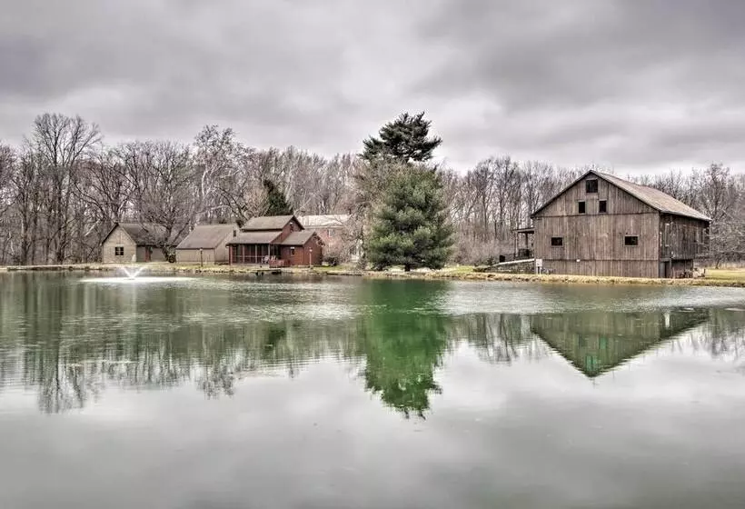 Quaint Winesburg Cottage W/ Porch & Pond!