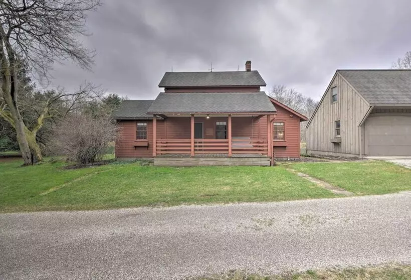 Quaint Winesburg Cottage W/ Porch & Pond!
