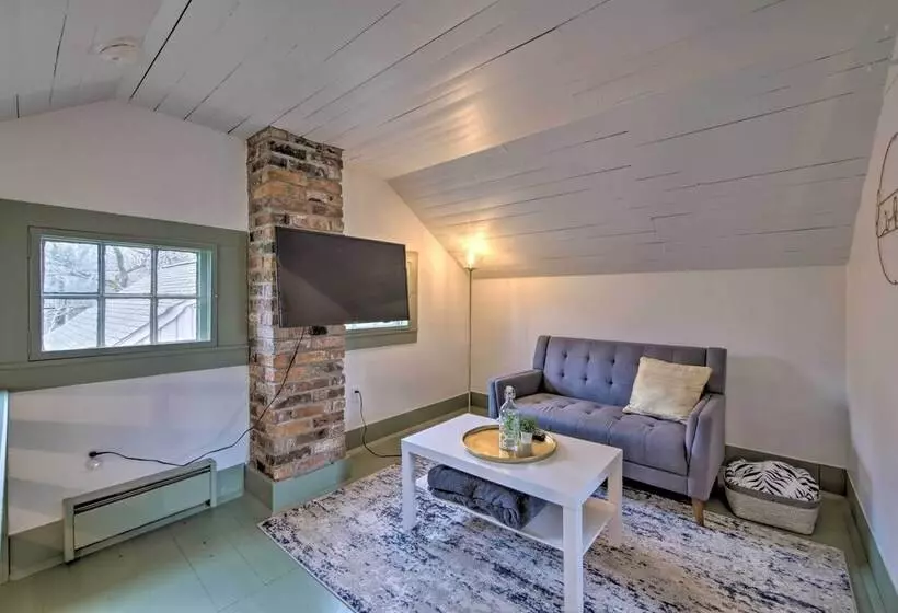 Quaint Winesburg Cottage W/ Porch & Pond!