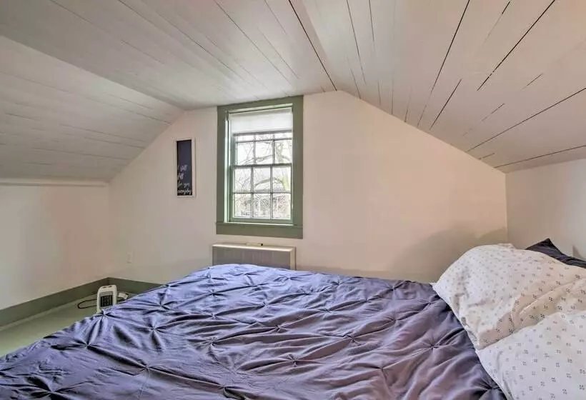 Quaint Winesburg Cottage W/ Porch & Pond!