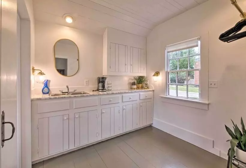 Quaint Winesburg Cottage W/ Porch & Pond!