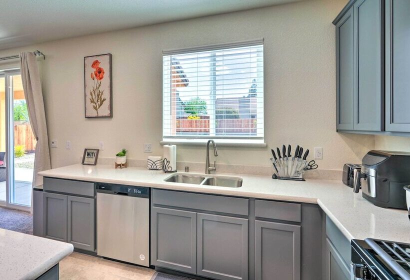 Sacramento Retreat W/ Yard ~ 13 Mi To Dtwn!