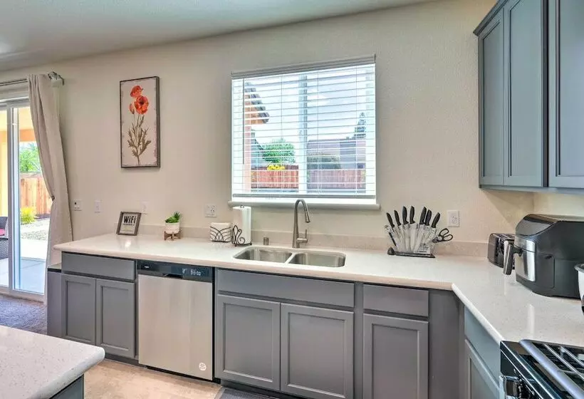 Sacramento Retreat W/ Yard ~ 13 Mi To Dtwn!
