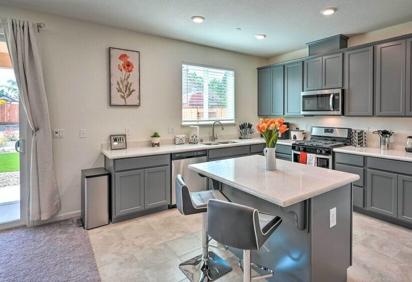 Sacramento Retreat W/ Yard ~ 13 Mi To Dtwn!