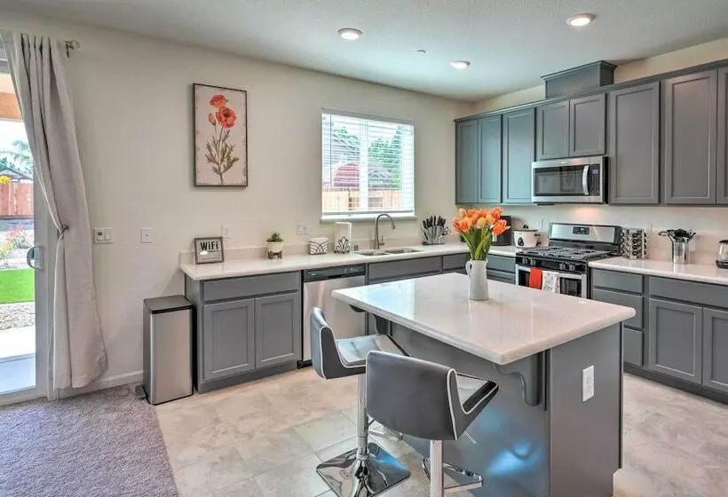 Sacramento Retreat W/ Yard ~ 13 Mi To Dtwn!