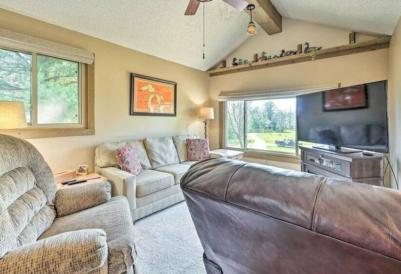 Secluded Arkdale Retreat: 10 Acres W/ Deck!