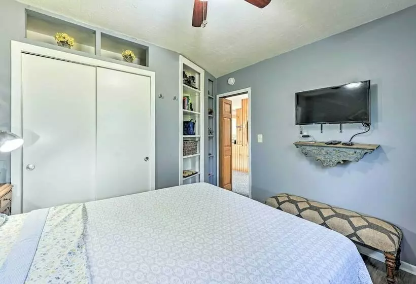 Secluded Arkdale Retreat: 10 Acres W/ Deck!