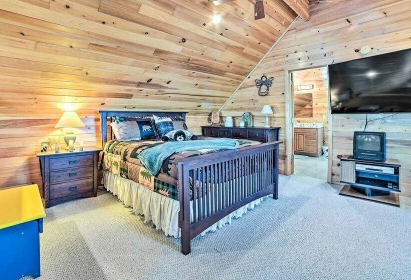 Secluded Lost Lake Cottage W/ Spacious Loft!