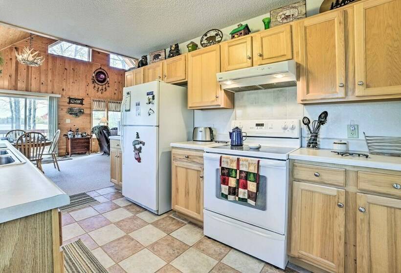 Secluded Lost Lake Cottage W/ Spacious Loft!