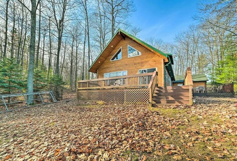 Secluded Lost Lake Cottage W/ Spacious Loft!