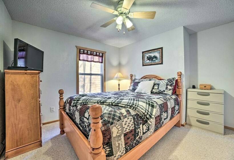 Secluded Lost Lake Cottage W/ Spacious Loft!