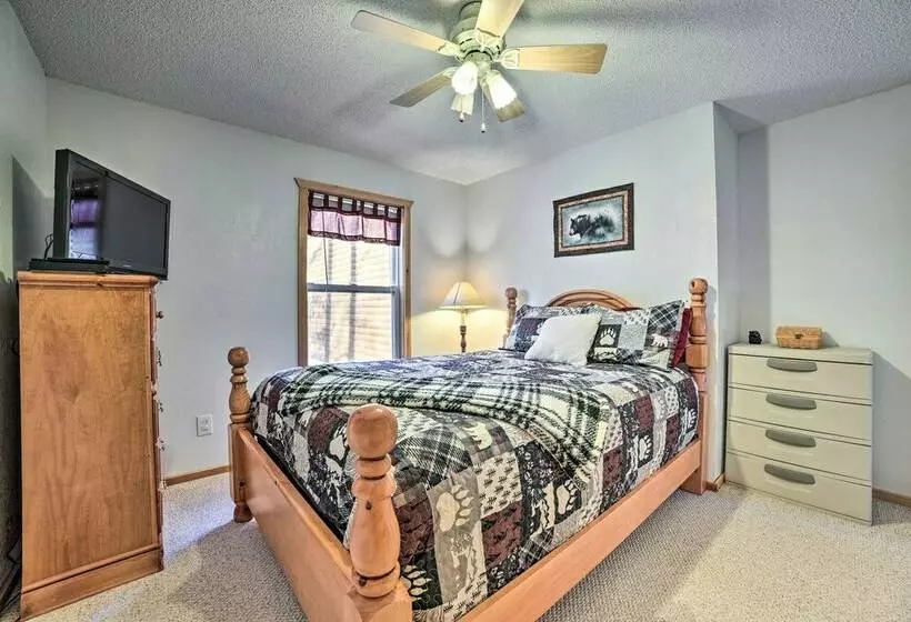 Secluded Lost Lake Cottage W/ Spacious Loft!