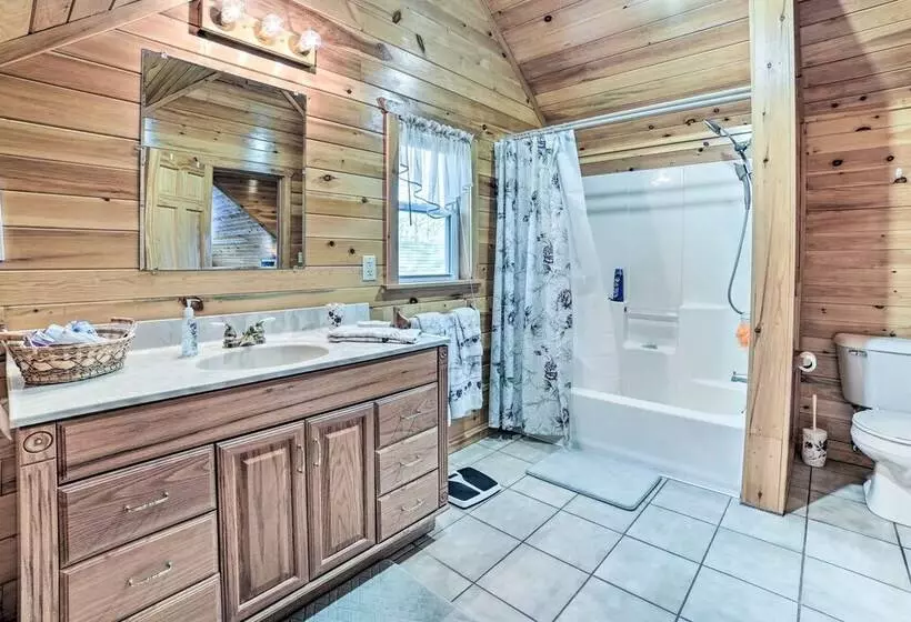 Secluded Lost Lake Cottage W/ Spacious Loft!