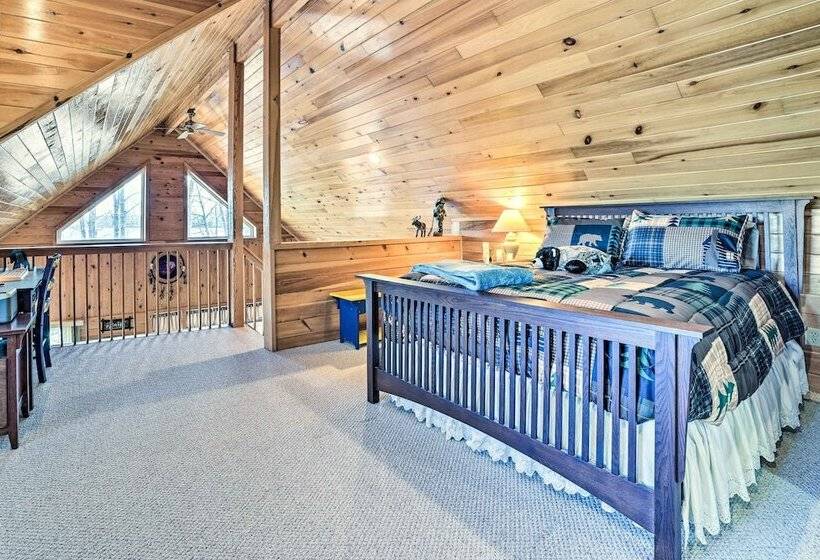 Secluded Lost Lake Cottage W/ Spacious Loft!