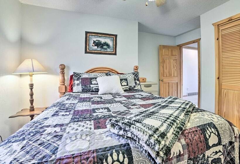 Secluded Lost Lake Cottage W/ Spacious Loft!