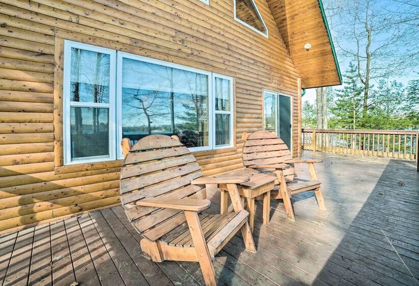 Secluded Lost Lake Cottage W/ Spacious Loft!