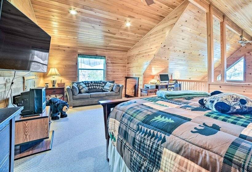 Secluded Lost Lake Cottage W/ Spacious Loft!