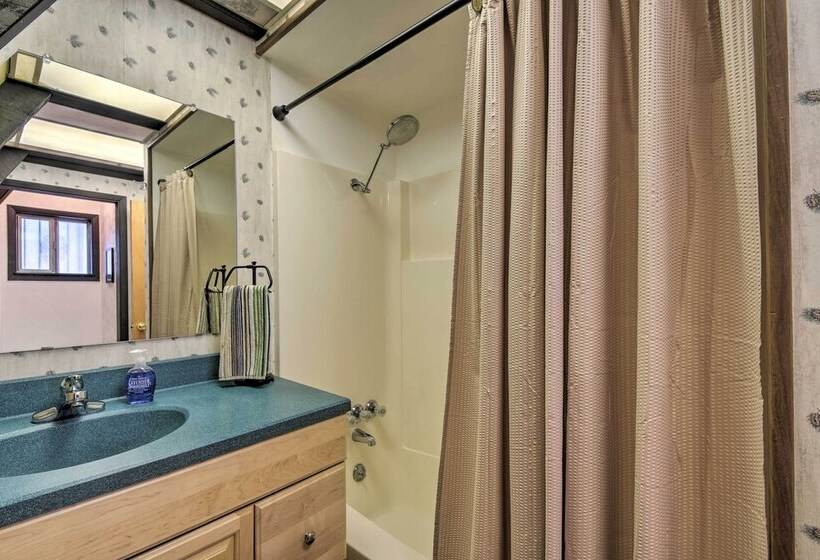 Secluded Ruidoso Cabin W/ Hot Tub & Fireplace!