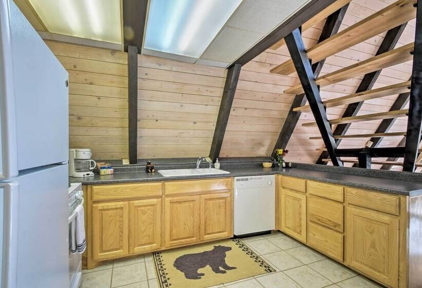 Secluded Ruidoso Cabin W/ Hot Tub & Fireplace!