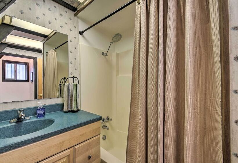 Secluded Ruidoso Cabin W/ Hot Tub & Fireplace!