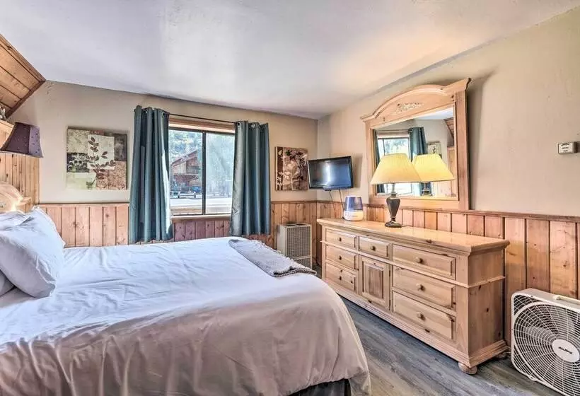 Ski In/ski Out Red River Cabin W/ Mtn Views!