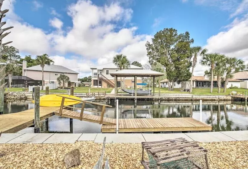 Canalside Crystal River Home W/ Dock & Kayaks
