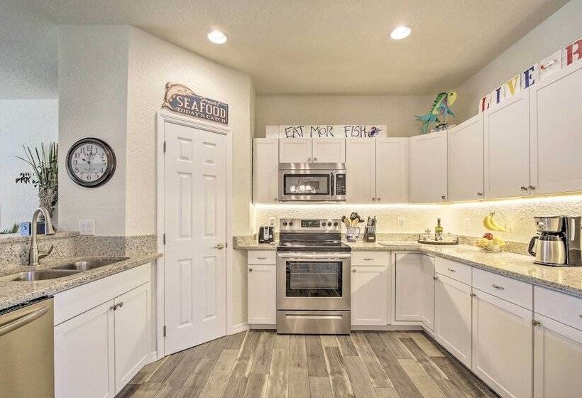 Canalside Crystal River Home W/ Dock & Kayaks