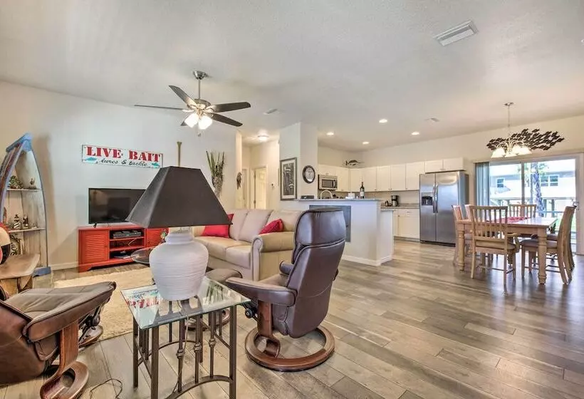 Canalside Crystal River Home W/ Dock & Kayaks