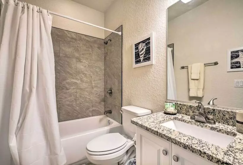 Canalside Crystal River Home W/ Dock & Kayaks