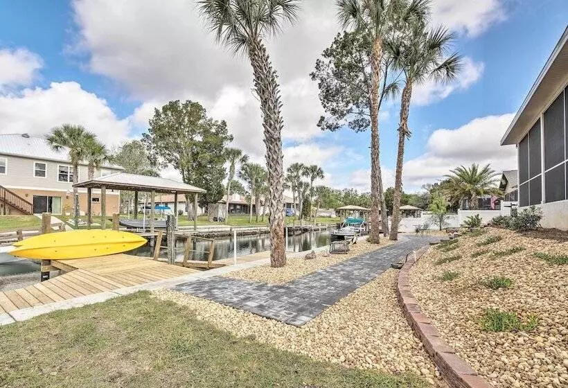 Canalside Crystal River Home W/ Dock & Kayaks