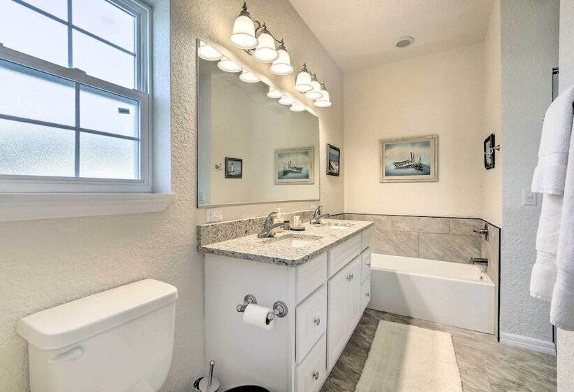 Canalside Crystal River Home W/ Dock & Kayaks