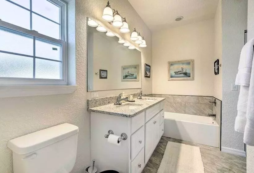 Canalside Crystal River Home W/ Dock & Kayaks