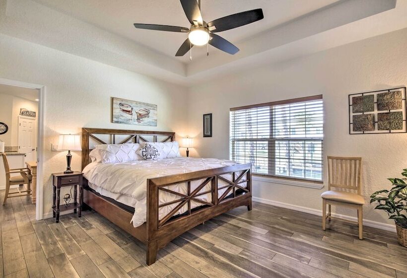 Canalside Crystal River Home W/ Dock & Kayaks