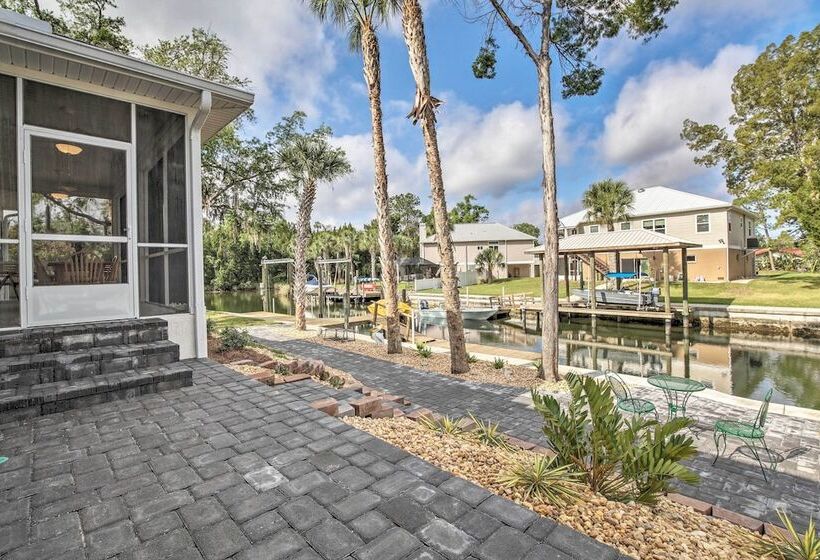 Canalside Crystal River Home W/ Dock & Kayaks