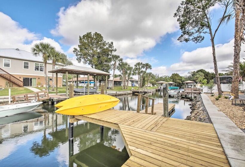 Canalside Crystal River Home W/ Dock & Kayaks