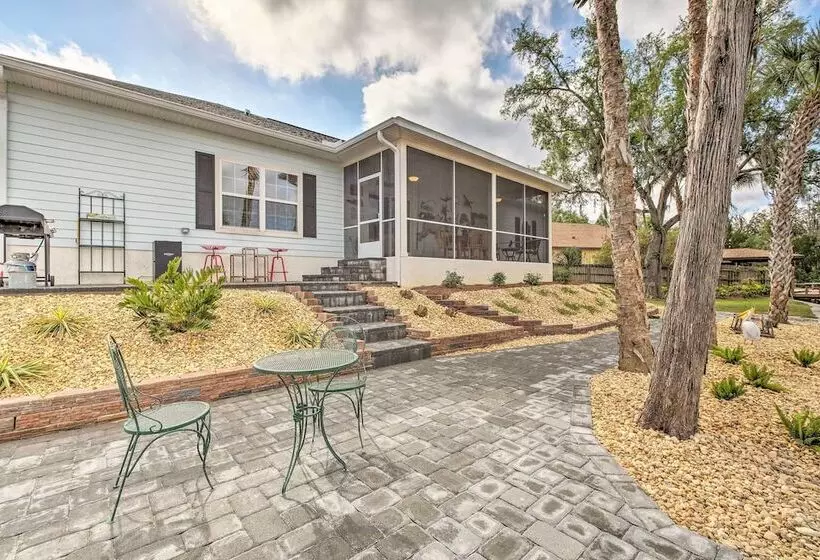 Canalside Crystal River Home W/ Dock & Kayaks